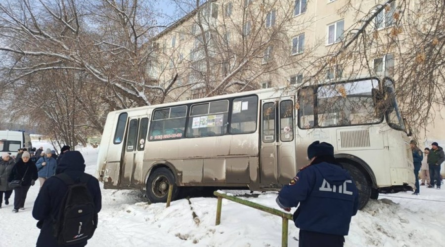 В Каменске-Уральском задержали водителя автобуса, насмерть сбившего пешехода на тротуаре