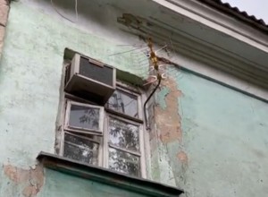 Жителям аварийного барака на Химмаше власти велели снести собственный дом за свой счет
