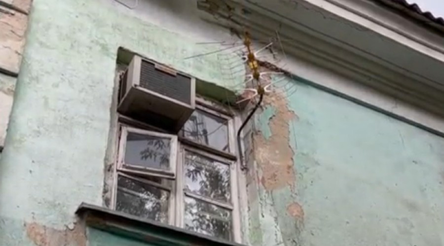 Жителям аварийного барака на Химмаше власти велели снести собственный дом за свой счет