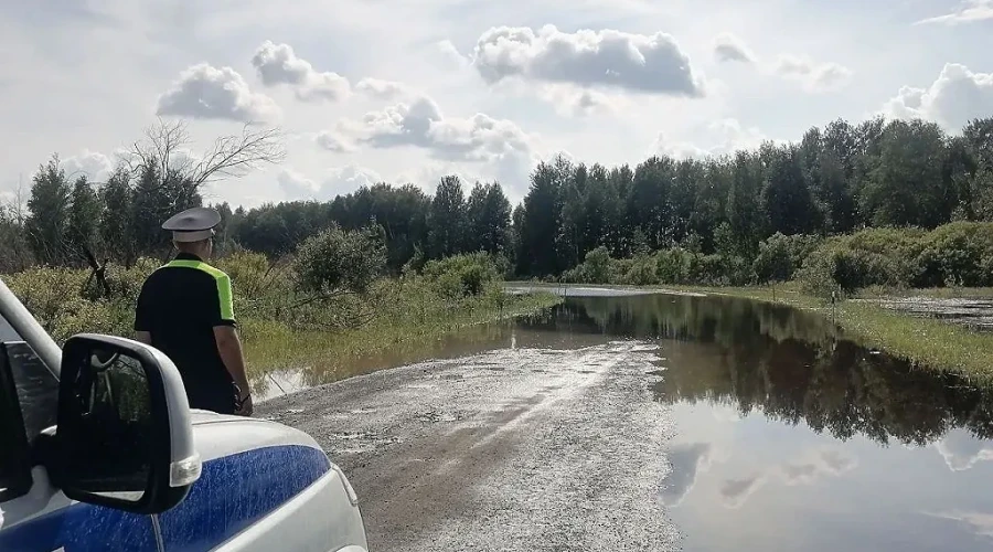 Из-за паводка перекрыли ещё несколько свердловских дорог