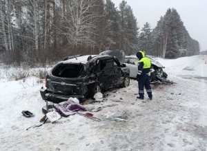 Четыре человека пострадали: на трассе под Екатеринбургом столкнулись три иномарки