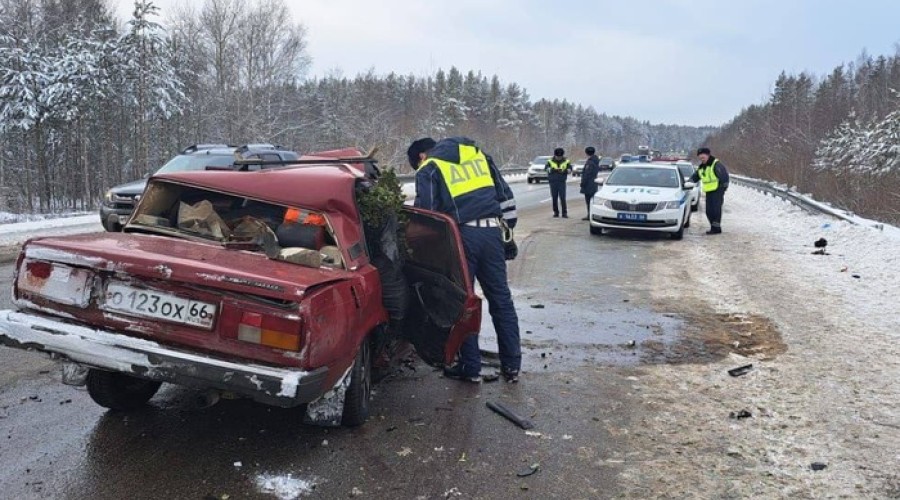 На ЕКАД водитель и пассажир «Жигулей» погибли в аварии