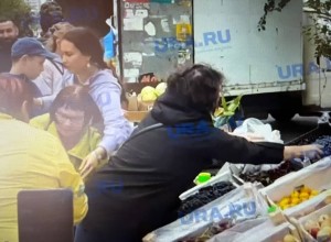 В Екатеринбурге пенсионеры устроили давку, разбирая фрукты задержанных продавцов-мигрантов