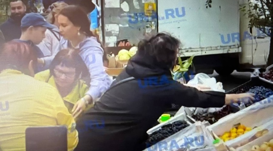 В Екатеринбурге пенсионеры устроили давку, разбирая фрукты задержанных продавцов-мигрантов