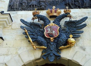 Военблогера возмутило видео с награждения сына Кадырова, где на гербе РФ нет крестов