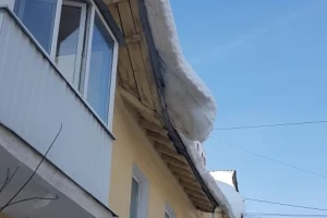Свисает с крыши