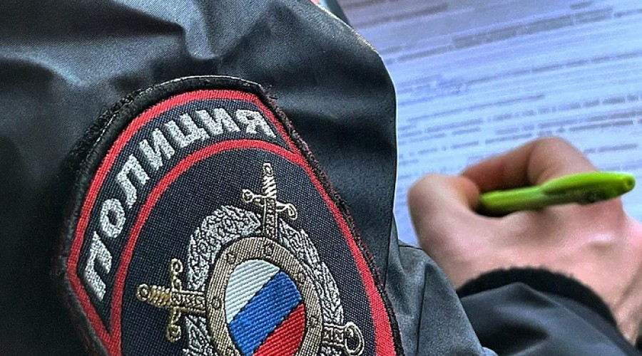 Оторвавшееся в ДТП на ЕКАД колесо разбило лобовое стекло проезжавшему мимо микроавтобусу 