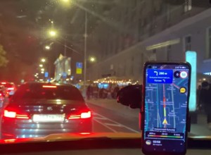В Екатеринбурге пассажир такси класса «Комфорт» оскорбил водителя, запретившего ему есть пирожок
