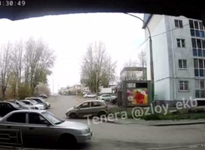 В Екатеринбурге женщина протаранила две машины