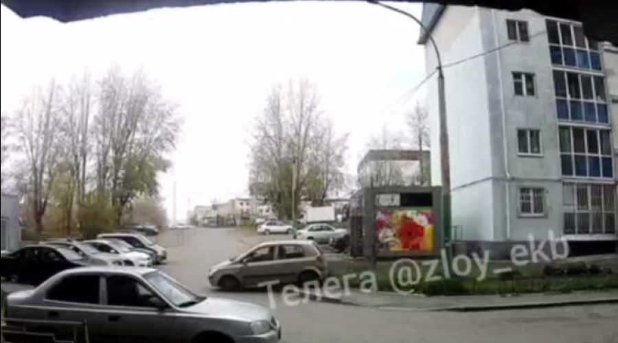 В Екатеринбурге женщина протаранила две машины