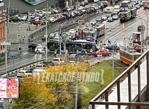 В центре Екатеринбурга столкнулись трамвай, троллейбус и две машины