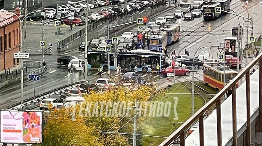 В центре Екатеринбурга столкнулись трамвай, троллейбус и две машины