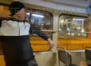 В екатеринбургском трамвае мужчина с заточкой начал угрожать подросткам