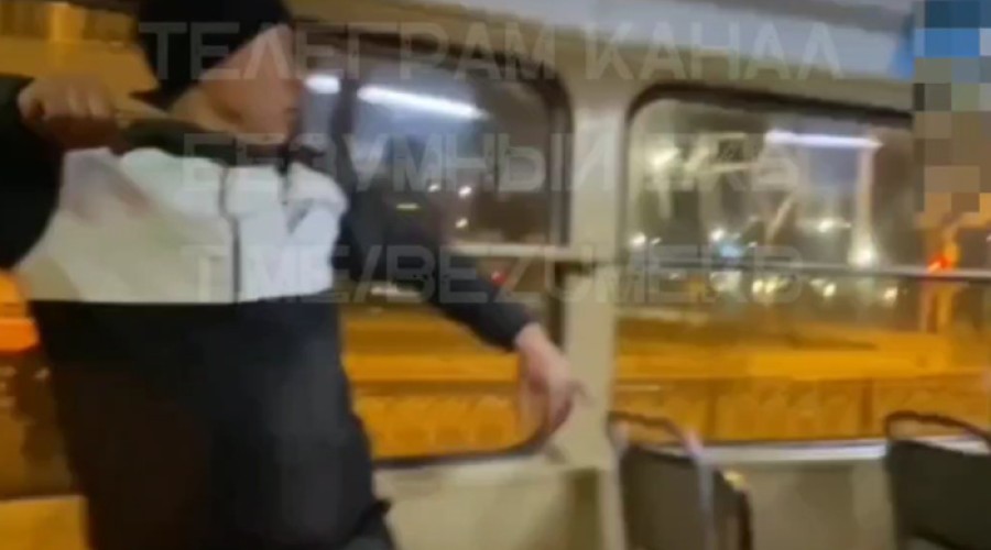 В екатеринбургском трамвае мужчина с заточкой начал угрожать подросткам