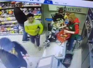 В Екатеринбурге правоохранители ищут женщину в жёлтой куртке, которая совершила странный поступок