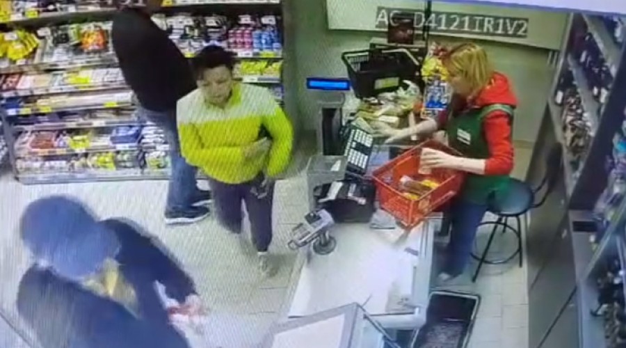 В Екатеринбурге правоохранители ищут женщину в жёлтой куртке, которая совершила странный поступок