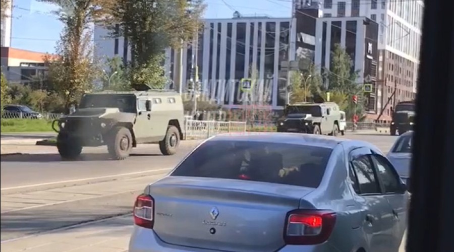 Екатеринбуржцы заметили на улице колонну военной техники
