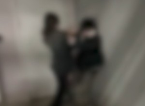 В Екатеринбурге толпа подростков избила девочку на парковке торгового центра