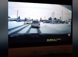 Под Екатеринбургом водитель прицепил к своей машине ребенка