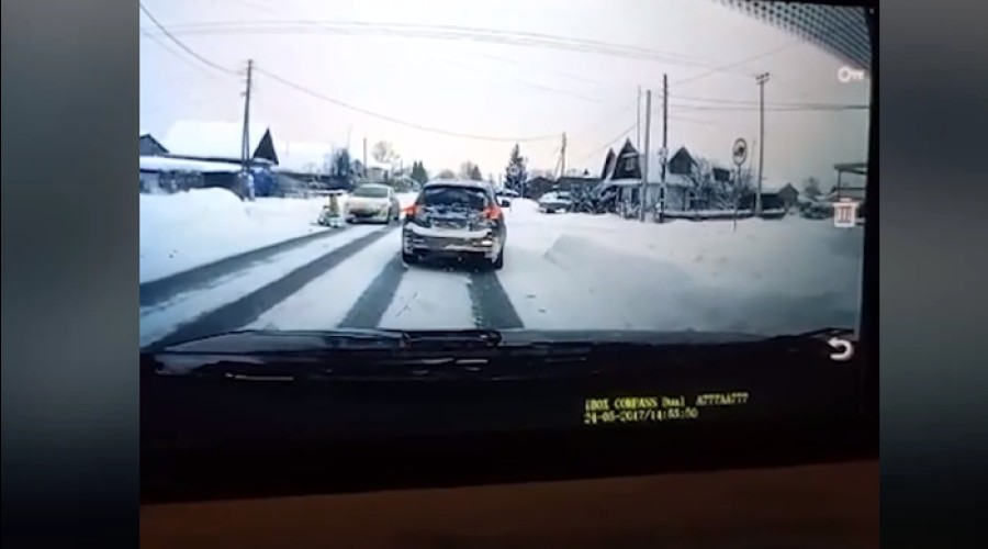 Под Екатеринбургом водитель прицепил к своей машине ребенка