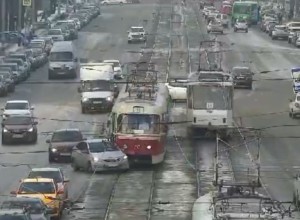 В Екатеринбурге произошло курьёзное ДТП с участием трамвая и легковушки