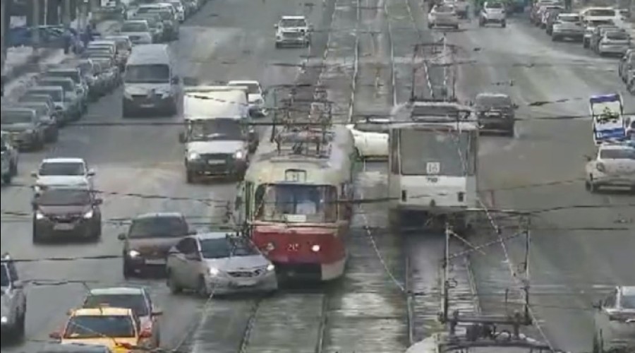 В Екатеринбурге произошло курьёзное ДТП с участием трамвая и легковушки