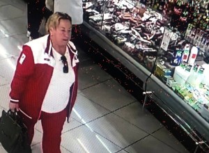 В Екатеринбурге ищут женщину, взявшую с прилавка чужое портмоне