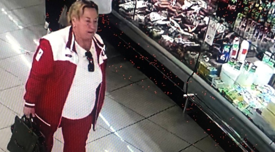 В Екатеринбурге ищут женщину, взявшую с прилавка чужое портмоне