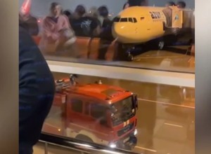 «На паспортном контроле сотни людей»: ночью в Кольцово объявили пожарную тревогу