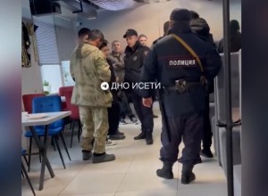 Забрали десятки человек: полиция ворвалась в кафе Екатеринбурга
