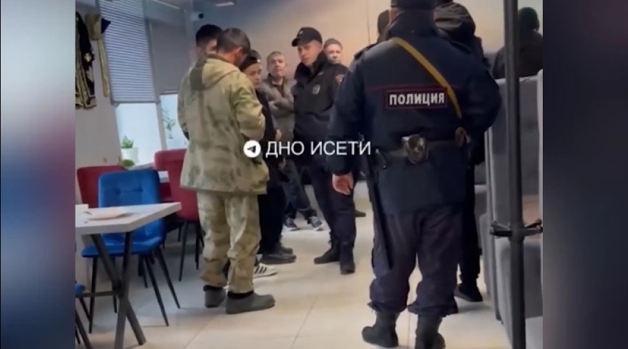Забрали десятки человек: полиция ворвалась в кафе Екатеринбурга