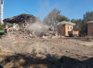 Застройщик начал сносить дома за Макаровским мостом вчера в 15:16