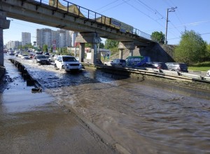 В екатеринбургском «Водоканале» назвали сроки ликвидации потопа под мостом на Щербакова