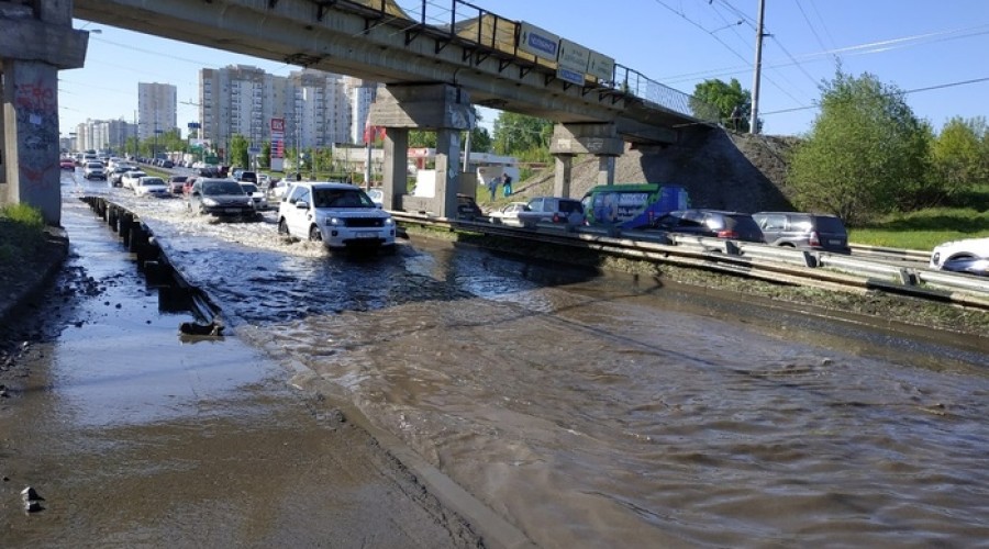 В екатеринбургском «Водоканале» назвали сроки ликвидации потопа под мостом на Щербакова