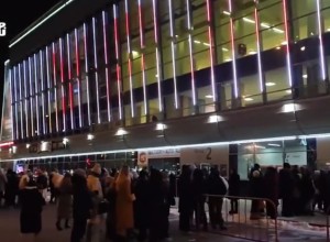 Что случилось? В Екатеринбурге скопилась огромная очередь около КРК «Уралец»