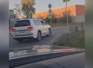 В Екатеринбурге ребёнок вылез из окна внедорожника на ходу