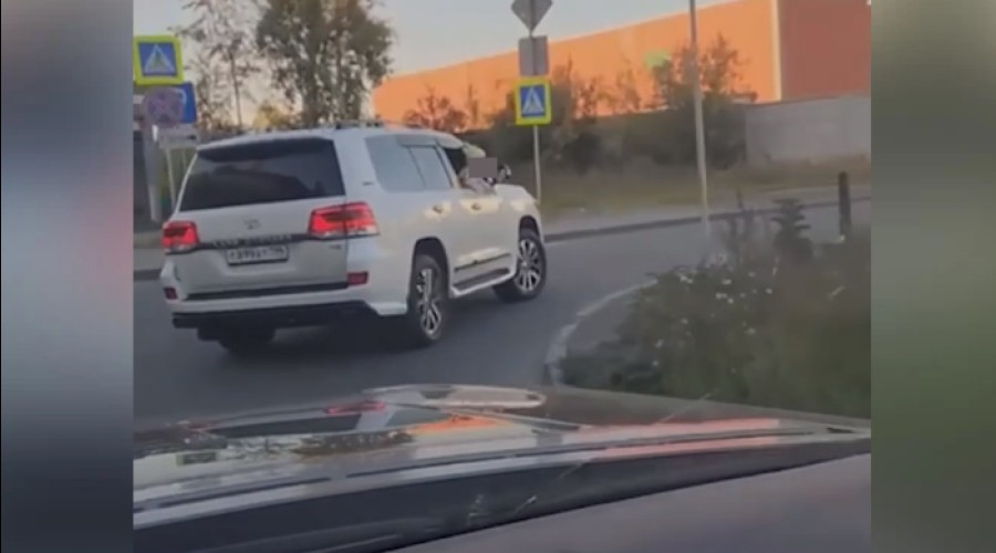 В Екатеринбурге ребёнок вылез из окна внедорожника на ходу