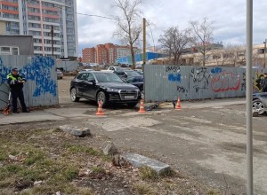 Бизнесмен на Audi сбил, выезжая с парковки, девушку на электросамокате