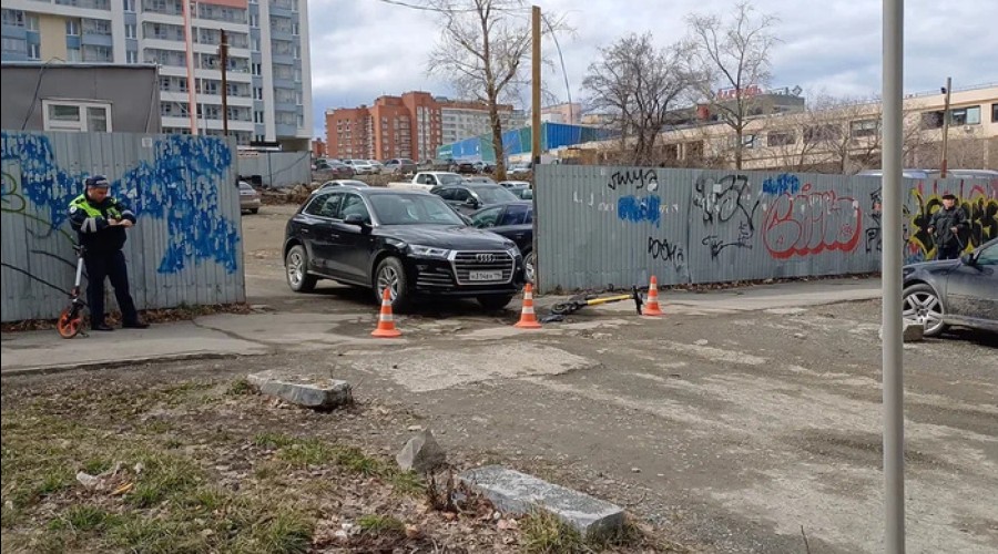 Бизнесмен на Audi сбил, выезжая с парковки, девушку на электросамокате