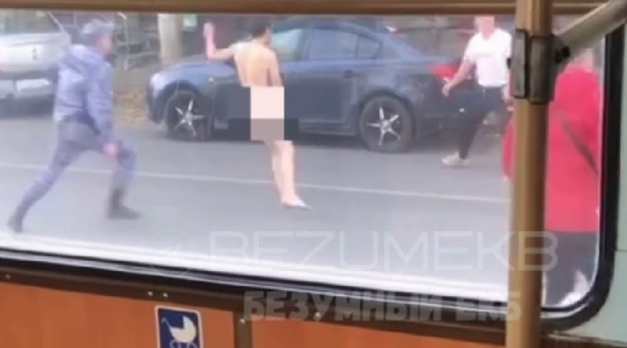 В Екатеринбурге голый мужчина пытался уехать на троллейбусе