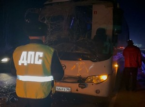 На свердловской трассе автобус с пассажирами влетел в фуру