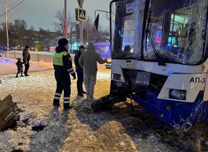 Стало известно, почему Екатеринбурге пассажирский автобус влетел в столб