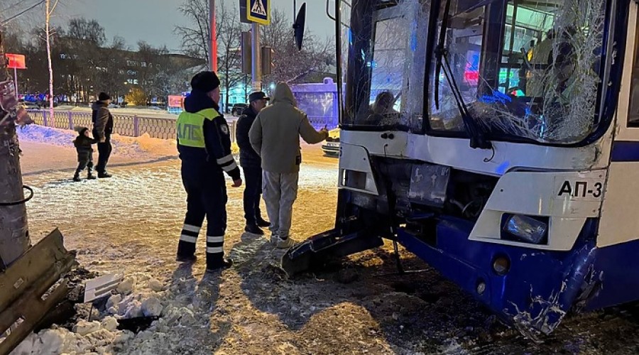 Стало известно, почему Екатеринбурге пассажирский автобус влетел в столб