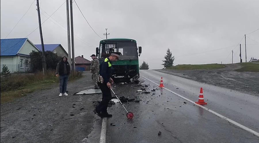 Шесть пассажиров автобуса пострадали при аварии в Ревде