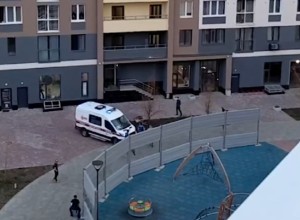 В Академическом из окна многоэтажки выпал мужчина, разбившись насмерть