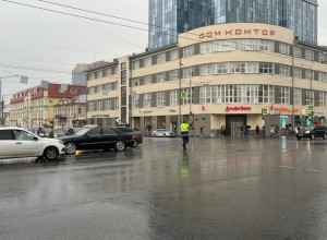 Водители из Академического пожаловались, что им полностью перекрыли выезд в центр Екатеринбурга