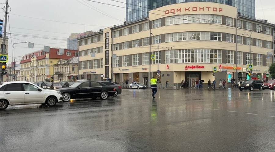 Водители из Академического пожаловались, что им полностью перекрыли выезд в центр Екатеринбурга