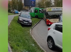 В Екатеринбурге водители автобусов поехали по газонам после ДТП