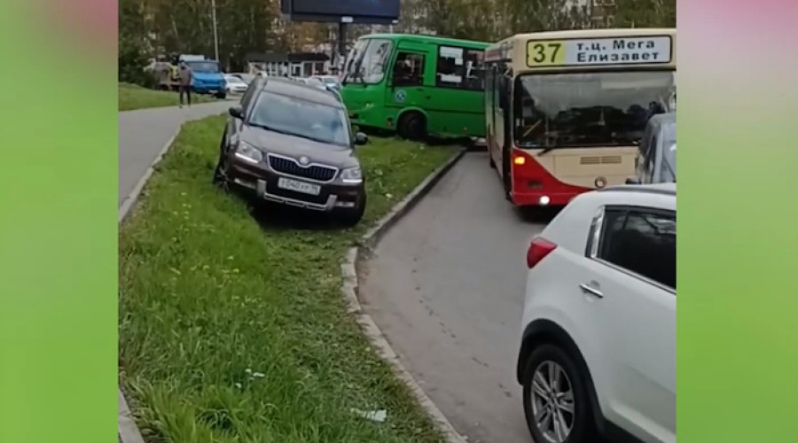 В Екатеринбурге водители автобусов поехали по газонам после ДТП