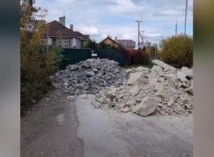 В Екатеринбурге жители коттеджей перекрыли единственную дорогу к школе